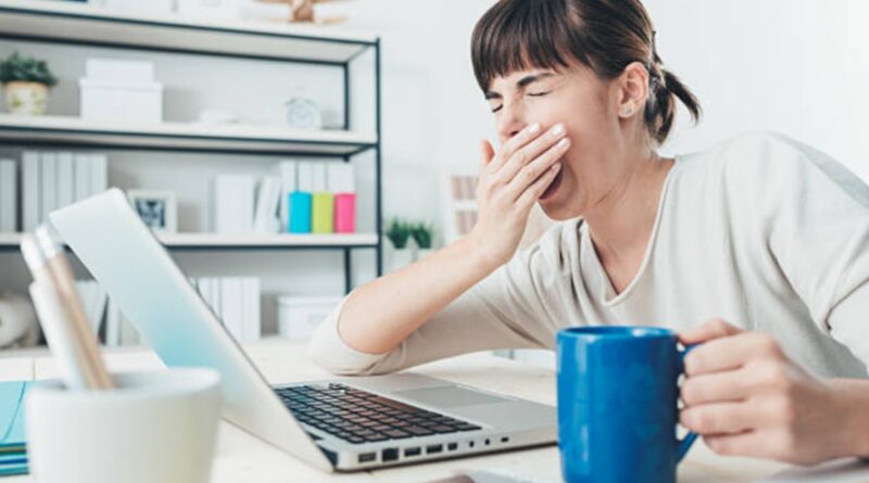 Mulher bocejando