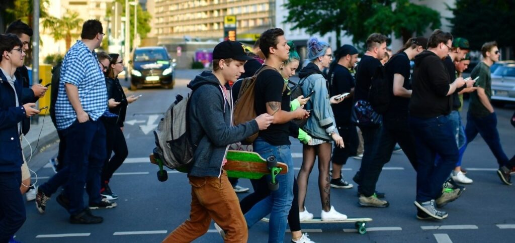 Pessoas usando celular