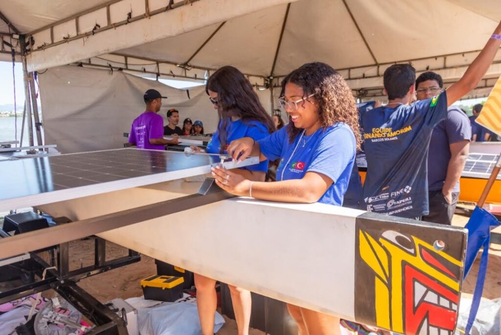 barco movido a energia solar 2