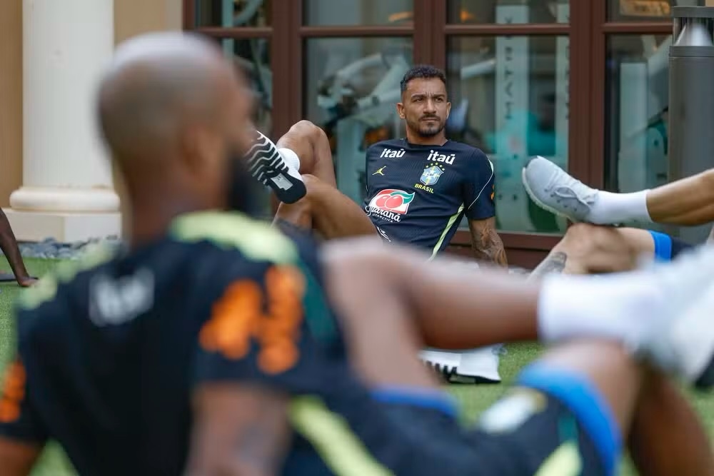 Brasil ajusta equipe para estreia e Ancelotti define base titular 2 Danilo