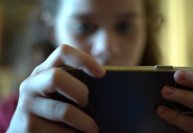 Reino Unido avança para vetar redes sociais a menores