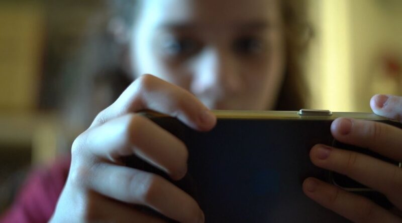 Reino Unido avança para vetar redes sociais a menores