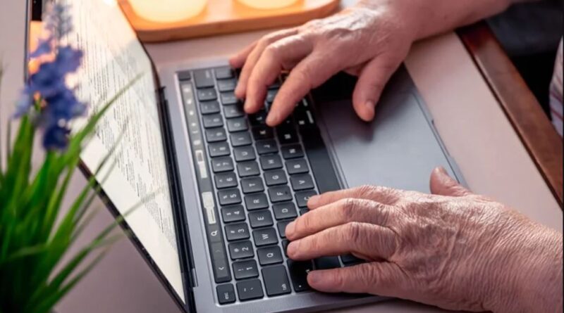 Idosos ampliam uso da internet e crianças reduzem acesso